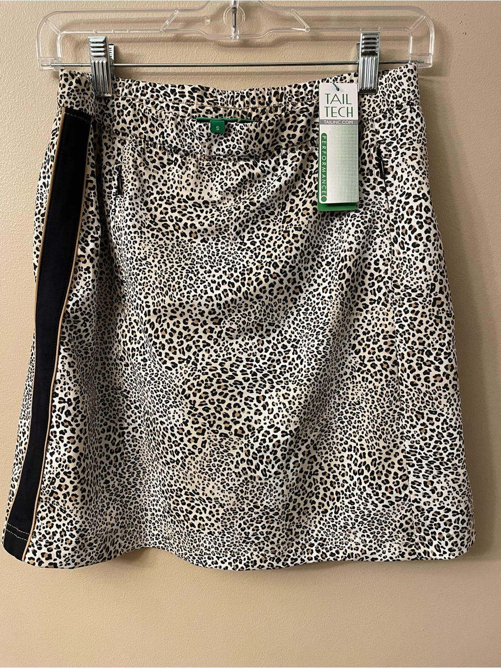 Tail Tech-NWT Women's Golf Skort. Leopard Print  in Cream with Black Trim